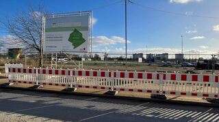 Auf dem Grundstück in der George-Washington-Straße neben der MVV-Nachbarschaftsoase ist der Interims-Supermarkt geplant – das Bauschild steht bereits.