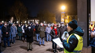 Auf dem Domplatz in Speyer fand vor dem Stadthaus eine Mahnwache statt.