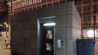 Muss ständig gereinigt werden: das Toilettenhäuschen am Paradeplatz.