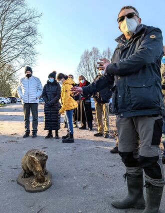 Die erste städtische Führung mit dem Biberbeauftragten Ulrich Weinhold (r.) in Ladenburg stieß auf großes Interesse. Am Modell eines Halbwüchsigen erläuterte der promovierte Biologe Eigenheiten der geschützten Tierart.