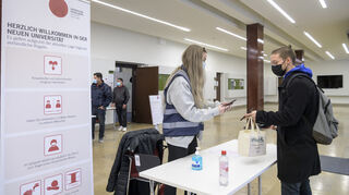 An der Heidelberger Universität müssen alle Studierenden einen 2G-Nachweis am Eingang ins Hauptgebäude vorzeigen.