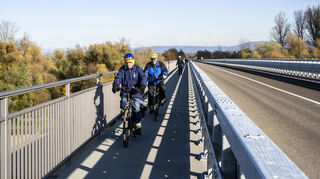 Auf der Brücke sind die Radwege fertig, drumherum noch nicht.