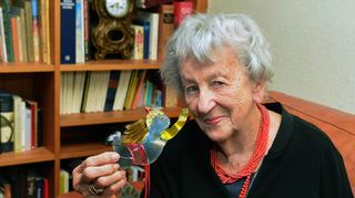 Schreibt über und besitzt auch manchen Engel: Ingrid Noll, die auch die Geschichte auf Seite 1 geschrieben hat.