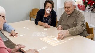 Stephanie Werner (Mitte) putzt mit den Patienten im Haus am Germannsberg das Silberbesteck auf der Tovertafel.