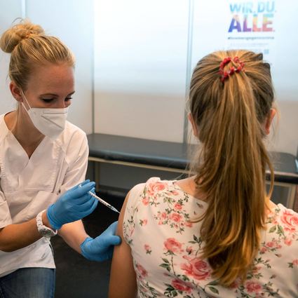 Ab sofort können Jugendliche ab 12 Jahren auch mit staatlicher Rückendeckung in den Impfstützpunkten eine Booster-Impfung erhalten. Ärzte und Impfteams werden noch heute informiert.