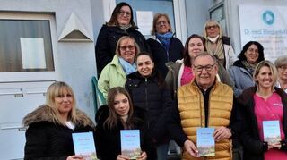 Geboostert und täglich getestet: Die Arzthelferinnen aus den Heddesheimer Praxen mit Mundart-Buchautor Dieter Kolb.