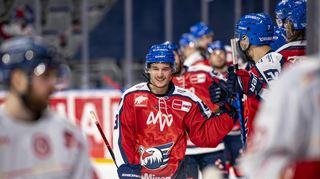 Ruslan Iskhakov lässt sich von seinen Kollegen für das sehenswerte 2:0 feiern.
