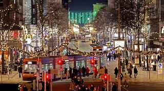 So leuchten die Mannheimer Planken zur Weihnachtszeit im Dezember.