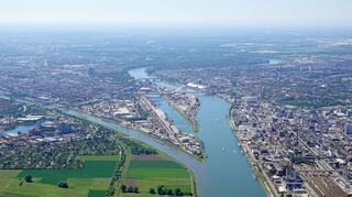 Links der Neckar, rechts der Rhein und dazwischen ein „Dreieck“, das fast so groß ist wie die Quadrate: der Handelshafen.