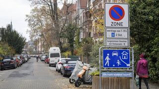 Ab dem 1. Januar steigen die Preise für Anwohnerparkausweise deutlich an – von drei Euro auf zehn Euro pro Monat.