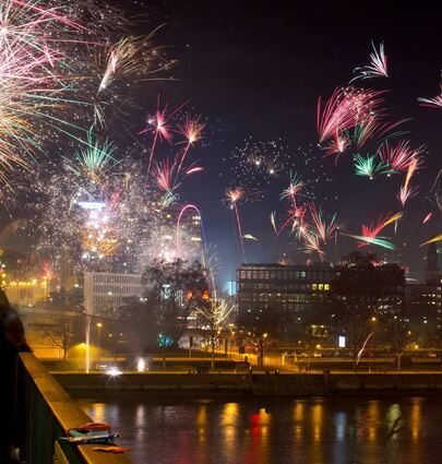So viele Raketen wie hier werden in der kommenden Silvesternacht wegen des Verkaufsverbots für Feuerwerkskörper wohl nicht über Ludwigshafen in die Luft steigen. Verbotszonen werden in der Stadt nicht eingerichtet.
