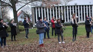 Die Musiker und Musikerinnen des Katholischen Kirchenmusikvereins Lampertheim erfreuten beim Weihnachtsspaziergang im Pfarrgarten von Mariä Verkündigung mit weihnachtlichen Weisen.