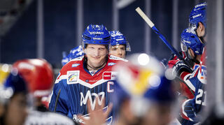 Denis Reul von den Adler Mannheim feiert das Tor zum 2:1 während des Spiels zwischen den Adler Mannheim gegen Red Bull München.