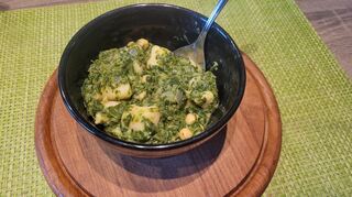 Selbstgemachte Gnocchi schmecken zum Beispiel mit einer Spinatsauce.