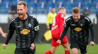 Marc Schnatterer (li.) traf für die Waldhöfer nicht nur gegen den TSV Havelse.