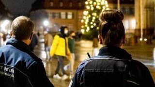 Mitarbeiter des Ordnungsamtes vor dem Speyerer Dom.