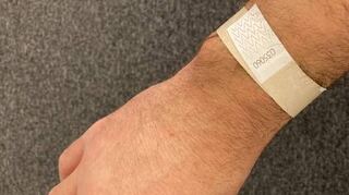 Armbändchen, wie sie Engelhorn verteilt, gibt es nicht flächendeckend.
