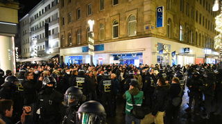 Bei einer Demonstration gegen die Corona-Politik haben sich zahlreiche Menschen in der Mannheimer Innenstadt am Montagabend versammelt.