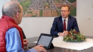 Edingen-Neckarhausens Bürgermeister Simon Michler (CDU) stellt sich den Fragen von „MM“-Redakteur Hans-Jürgen Emmerich.