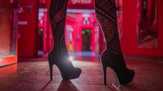 Eine Prostituierte wartet auf Kundschaft. (Symbolbild)