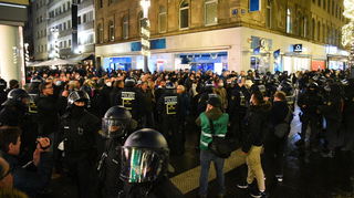 Sie sollen bei den vergangenen Corona-Protesten Polizeibeamte angegriffen haben. Deshalb hat das Amtsgericht Mannheim zwei sogenannte "Montagsspaziergänger" zu Geldstrafen in Höhe von mehreren Tausend Euro verurteilt.