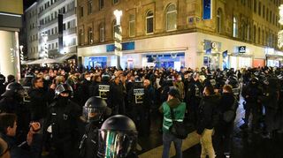 Polizisten beobachten die Teilnehmer des Montagsspaziergangs sowie Anhänger der Antifa auf den Mannheimer Planken.