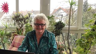 Karin Lackus in ihrem Wintergarten auf dem Almenhof. Die 62-Jährige schreibt regelmäßig, einige Texte hat sie in der evangelischen Zeitschrift „Chrismon“ veröffentlicht.