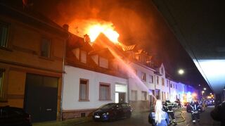 Ein Dachgeschoss ist am Dienstagabend in Eppelheim (Rhein-Neckar-Kreis) in Brand geraten.