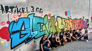 Schüler und Schülerinnen der Klassenstufe 10 der Marie-Curie-Realschule machen den Artikel 3 des Grundgesetzes in der Neckarstadt-West sichtbar.