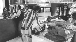 Diese undatierte Aufnahme zeigt eine alltägliche Shopping-Szene im Center. Zu Hochzeiten gab es 75 Geschäfte auf 28 000 Quadratmetern Verkaufsfläche.