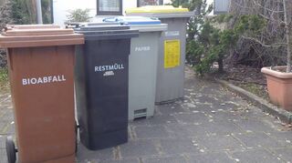 Mülltonnen, Biotonne, Restmüll: Da kann man schon mal den Überblick verlieren. Wegen einer Panne fehlen im Abfallkalender wichtige Termine.