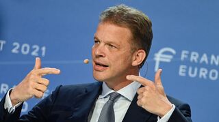 Bankenpräsident Christian Sewing erwartet bei der Inflation einen „Etagenwechsel“ nach oben – während die Zinsen weiter im Keller verharren dürften.