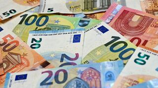 Euro-Banknoten liegen auf einem Tisch.