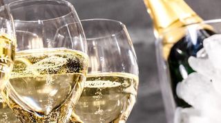 Champagner, Sekt oder eine alkoholfreie Alternative? An Silvester soll und darf es jedenfalls prickeln.