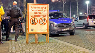 Eine ruhige Silvesternacht am Wasserturm - und in der Region: Nach einer ersten Bilanz der Polizei hielten sich die meisten Feiernden an die Regeln.