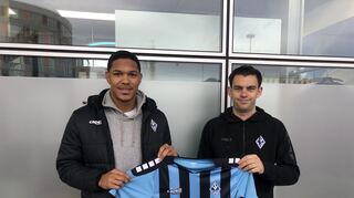 Neuzugang Justin Butler (l.) zusammen mit Waldhofs Kaderplaner Tim Schork.