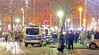 Rund 400 Menschen versammelten sich am Friedrichsplatz, wo die Polizei mit massiven Kräften Präsenz zeigte. Es blieb aber weitgehend ruhig.