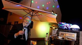 Er trägt, wie immer Fliege: Musiker Joachim Schäfer vor seinem Haus auf de Rheinau, wo er für Lichteffekte zur „Feuerwerksmusik“ sorgte.