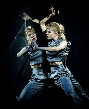 Verwirrende wie faszinierende Selbstbespiegelungen zeigte Emma Kate Tilson als Tänzerin und Choreographin ihres Solos „Layered, in figments“ gleich zum Auftakt der Uraufführung „Rising“.