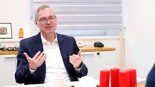 In seinem Dienstzimmer im Ilvesheimer Rathaus sprach Bürgermeister Andreas Metz mit „MM“-Redakteur Torsten Gertkemper über Themen, die die Inselgemeinde bewegen.