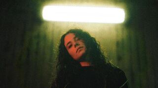 Adina studiert zwei Fächer, ist im Bandpool der Popakademie und arbeitet im Studio an Deutschpop, der zur düster urban-clubbigen Optik ihrer Porträtbilder passt.