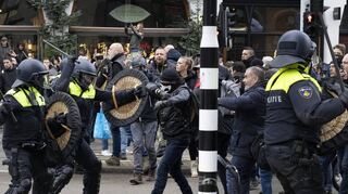Die Pandemie spaltet die Gesellschaft, wie hier am Sonntag in Amsterdam, wo Gegner der Corona-Maßnahmen mit Polizeikräften aneinandergeraten.