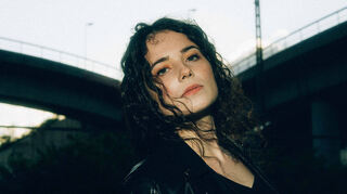 Adina studiert zwei Fächer, ist im Bandpool der Popakademie und arbeitet im Studio an Deutschpop, der zur düster urban-clubbigen Optik ihrer Porträtbilder passt.