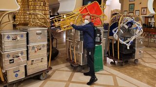 Noch im Foyer der Fünf-Sterne-Unterkunft „Spice Hotel &amp; Spa“ sichtete Betreuer Fred „Chino“ Haas das umfangreiche Ausrüstungsmaterial der Mannheimer.