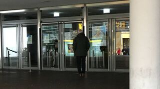Überraschung: So wie dieser Mann standen am Montag einige Bürger vor dem verschlossenen Rathaus-Center.