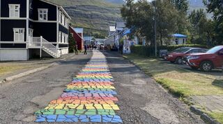 Bunt statt grauem Asphalt: Eine Regenbogenstraße in Island.