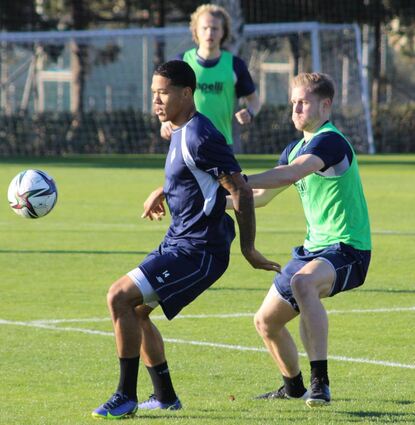Justin Butler (l.) am Montagnachmittag in Belek auf Tuchfühlung mit Waldhof-Kapitän Marcel Seegert.