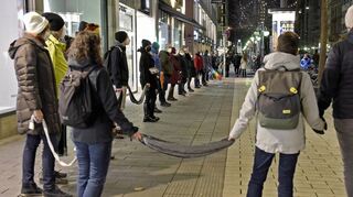 Bis zu 850 Menschen haben laut Polizei zwischen Rathaus und Paradeplatz für Solidarität in der Pandemie und gegen nicht angemeldete Versammlungen demonstriert.