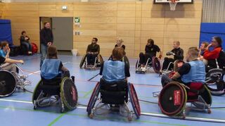 Bernd Kupfer, Vorstand des TSV 1846 Mannheim, besucht die Inklusionssport- Abteilung mit Rollstuhl-Rugby.