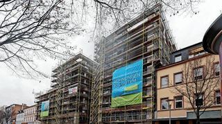 Prominentes Projekt in der Stadtmitte: Das neue Bürgerhof-Entrée mit 22 Wohnungen und Gewerbeflächen soll nach Angaben der Immobiliengesellschaft GAG bis Jahresende fertig sein.